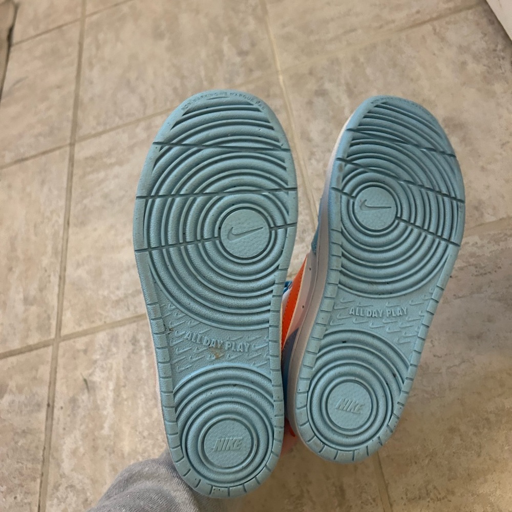 Nike High-Top Sneakers in Teal and Orange - Picture 4 of 5